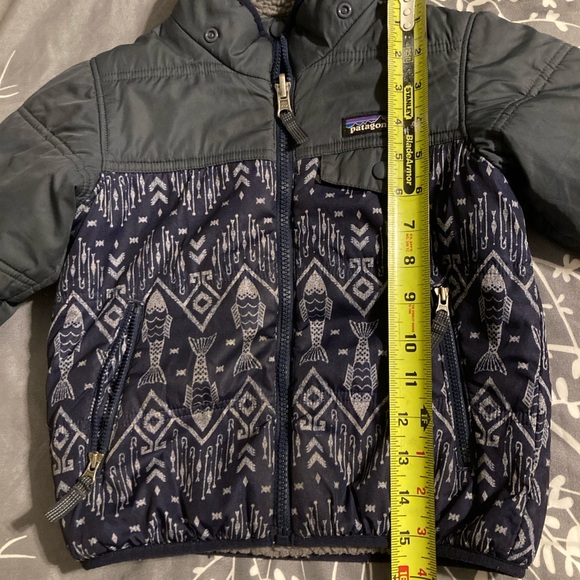 Patagonia Tribbles Reversible Kids' Black and Blue Patterned Puffer Jacket - Picture 7 of 9